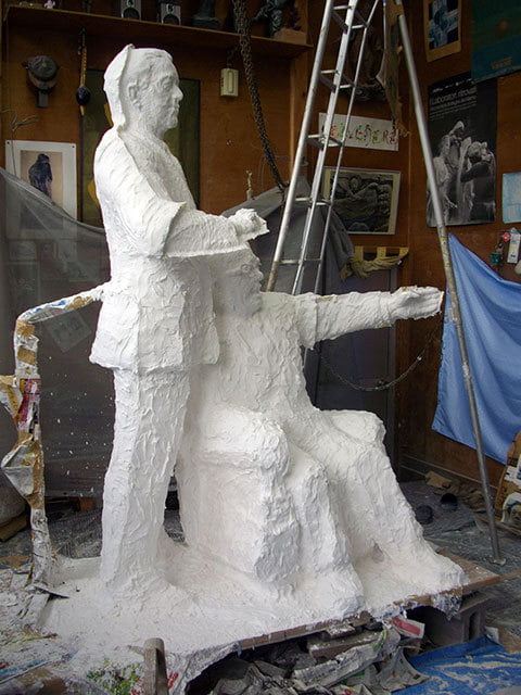 アトリエの中の制作途中の彫像