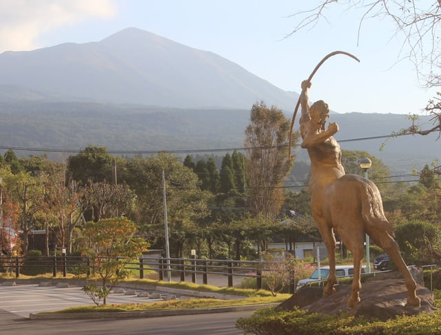 山の景色を正面に設定されたケンタウロスの彫像