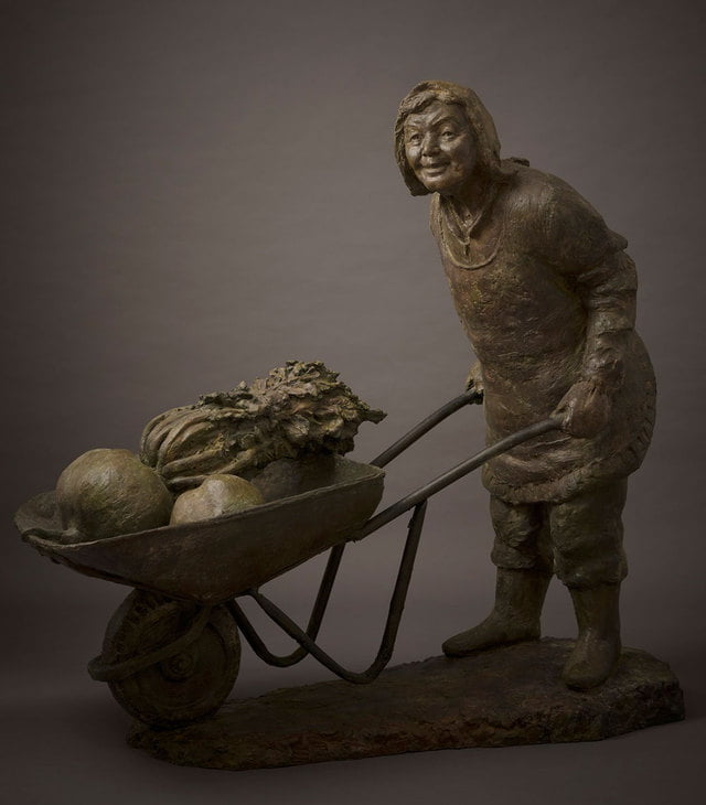 手押し車で野菜を運ぶ女性の彫像