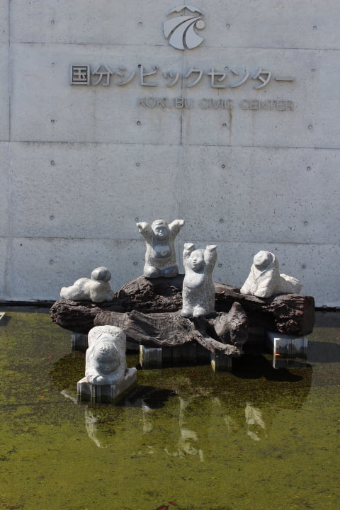 ホールの前に設置された水面に置かれた彫像