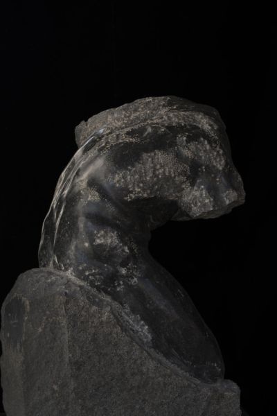 「黒いトルソ2001」/黒御影石