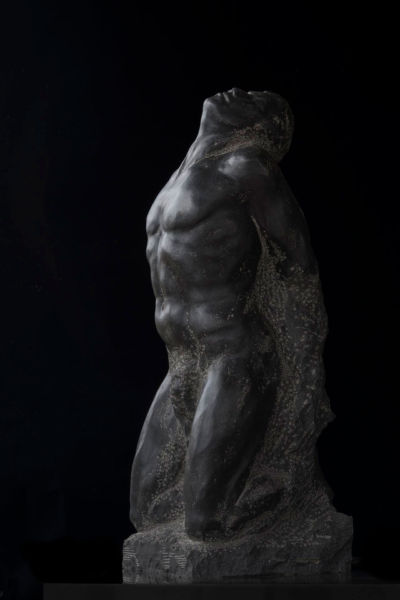 「明日へ」日展特選/黒御影石