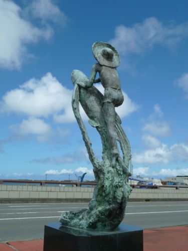 「トビウオに乗った少年」種子島 西之表市/ブロンズ